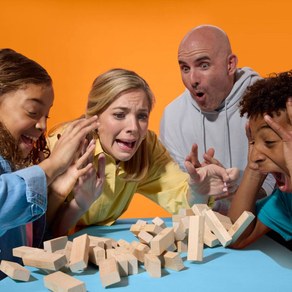 Jenga družabna igra podrt stolp