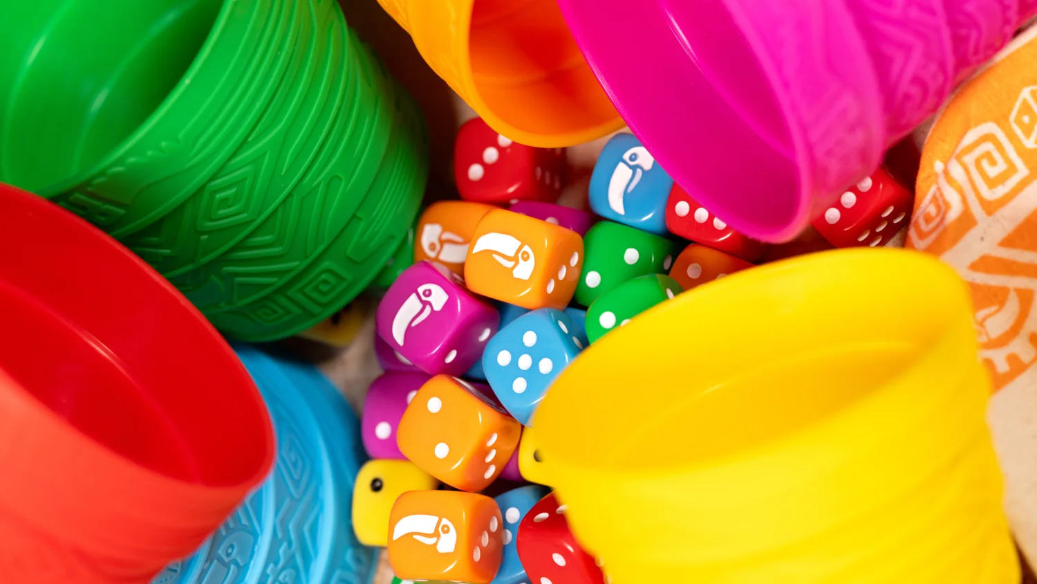 Perudo družabna igra kocke in lončki